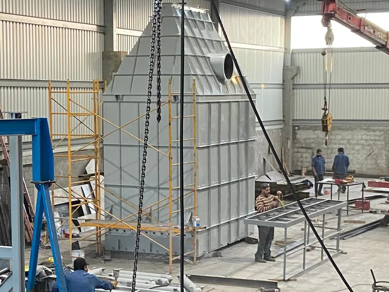 Cuerpo de colector armado y con andamios dentro de la nave del taller.