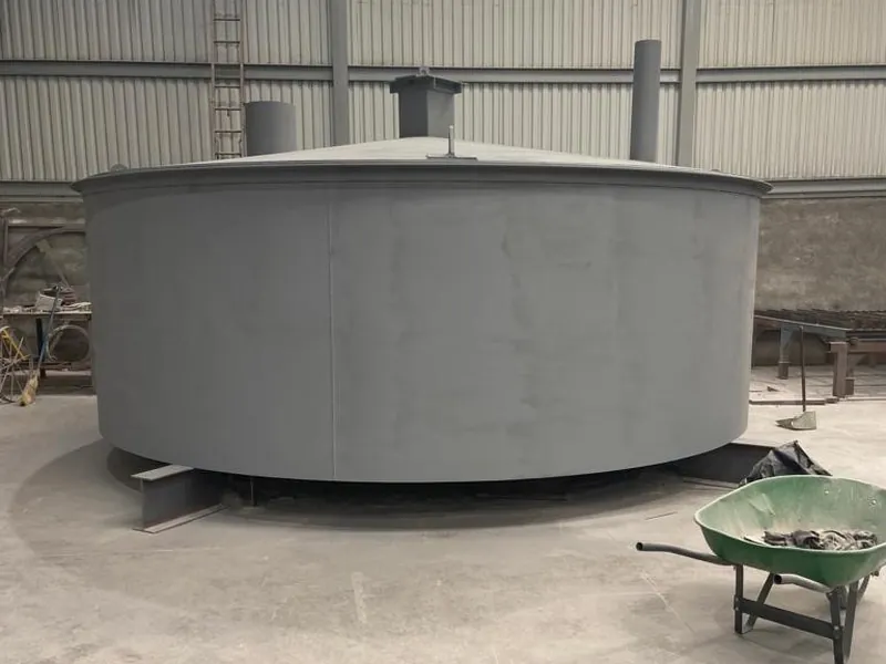 Tanque cilíndrico con tapa cónica terminado dentro de la nave.