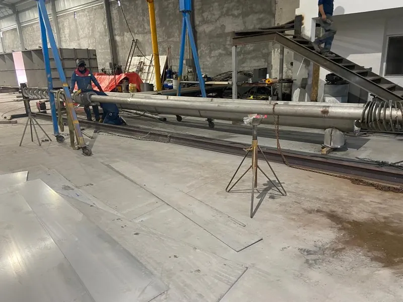 Transportador helicoidal de varios metros en fabricación dentro de la nave.